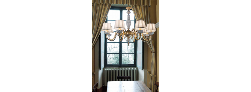 Lustre Chandelier en laiton doré à la feuilles d'or et porcelaine de Limoges pour hôtel ou château Design Fanny 8 Lumières