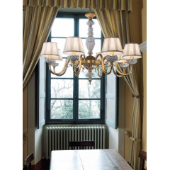 Lustre Chandelier en laiton doré à la feuilles d'or et porcelaine de Limoges pour hôtel ou château Design Fanny 8 Lumières