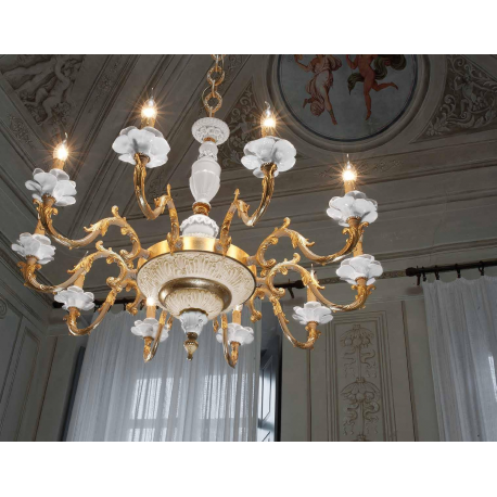 Lustre Chandelier en laiton doré à la feuilles d'or et porcelaine de Limoges pour hôtel ou château Design Marica 10 Lumières