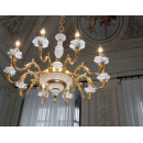 Lustre Chandelier en laiton doré à la feuilles d'or et porcelaine de Limoges pour hôtel ou château Design Marica 10 Lumières