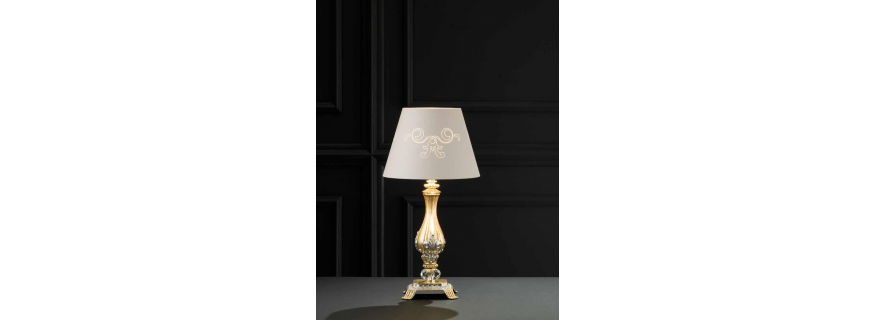 Lampe de Table en laiton décoré aux feuilles d'or et argent, et cristal pour hôtel ou château Design Dominique